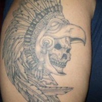 Teschio dei Aztechi con le piume tatuato