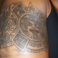 Tatuaje en piedra de un calendario azteca.