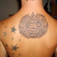 Tatuaje en la espalda de un calendario azteca de piedra.