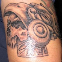 Teschio di guerriero tatuato in stile dei Aztechi