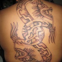 Le tatouage d'un gros serpent aztèque sur le dos