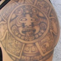 Stein der fünf Epochen Tattoo an der Schulter