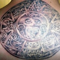 Piccolo calendario dei Aztechi tatuato sulla schiena