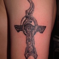 Tatuaje de una cruz de estilo azteca.