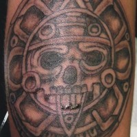 Aztekischer Stil Kalender des Todes Tattoo