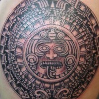 Tatuaje azteca ritual en piedra.