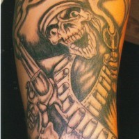 Scheletro di bandito messicano tatuato