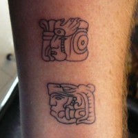 Tatuaje de la deidad azteca logograms.