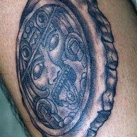 Tatuaje en piedra de un logogram sagrado azteca.