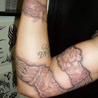 Serpente Azteco tatuato intorno del braccio