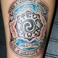 el tatuaje conmemorativo con las fechas de la vida, un simbolo y una frase