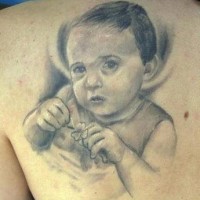 piccolo bambino con trifoglio tatuaggio