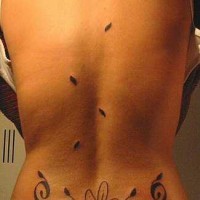 Un gros tatouage floral pour les femmes sur le dos