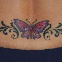 Le tatouage d'un papillon avec une signification très profonde sur le bas du dos
