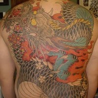 Impressionante tatuaggio sulla schiena dragone asiatico