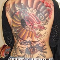 Tatuaje de un dragón asiático en toda la espalda.