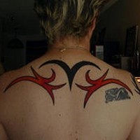 Semplice tatuaggio nero-rosso in stile tribale