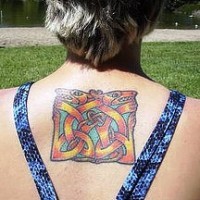 Tatuaje en la espalda coloreado de plaza abstracta.