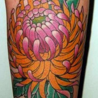Le tatouage coloré de fleur majestueuse en floraison