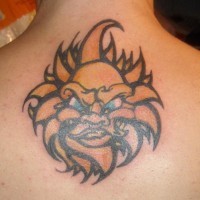 el tatuaje de un monstruo de color naranja hecho en la espalda