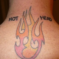 el tatuaje de las llamas de fuego hecho en la nuca