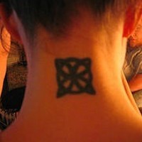 el tatuaje de un simbolo tribal hecho en la nuca