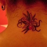 Elegantes Tattoo mit kleine Blume am Hals