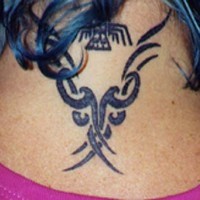 el tatuaje con una traceria tribal hecho en la nuca
