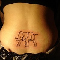 Tatuaje en la espalda del contorno de un elefante.