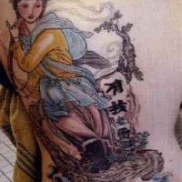 Tatuaje en color de una chica en el río de estilo asiático.