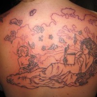 Tatuaggio sulla schiena donna e suo figlio leggono il libro