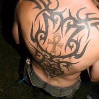 Tattoo vom Kreuz mit schwarzen Muster am oberen Rücken