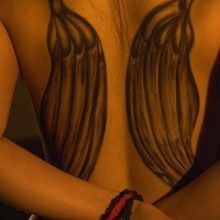 Zwei ähnliche Flügel wie Vogel am oberen Rücken Tattoo