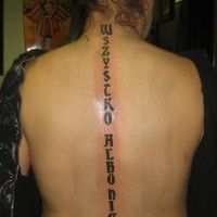 Tatuaggio sulla schiena la scritta lunga