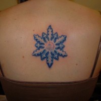 El copo de nieve en tinta azul clara tatuaje en la espalda