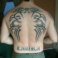 Le tatouage de haut du dos de Laura avec un entrelacs noir