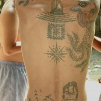 Tattoo mit Text und Mann am oberen Rücken