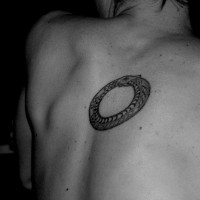 Tattoo von Schlange wie Ring am oberen Rücken