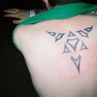 Tattoo mit Bild der kleinen Dreiecke am oberen Rücken
