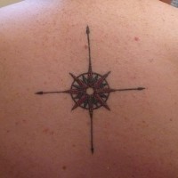 Le tatouage de haut du dos avec un cercle avec des flèches