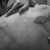Tatuaggio sulla spalla il disegno in forma di pesce