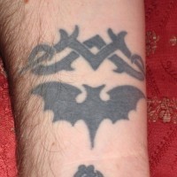 Tatuaggio simbolo del tribale pipistrello
