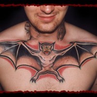 Grande pipistrello tatuato sul petto