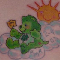 Le tatouage d'ours vert sur les nuages