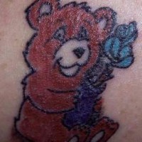 orso carino presenta fiore tatuaggio