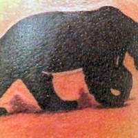 Le tatouage de silhouette d'ours à l'encre noir