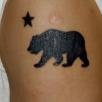 Tatuaje silueta de oso pintada y una estrella