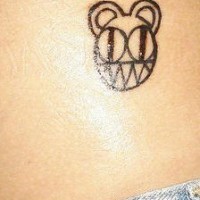 Le tatouage minimaliste d'ours animé