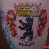Le tatouage d’emblème de Berlin  avec un ours