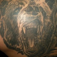 Le tatouage réaliste d'ours en coller hurlant en noir